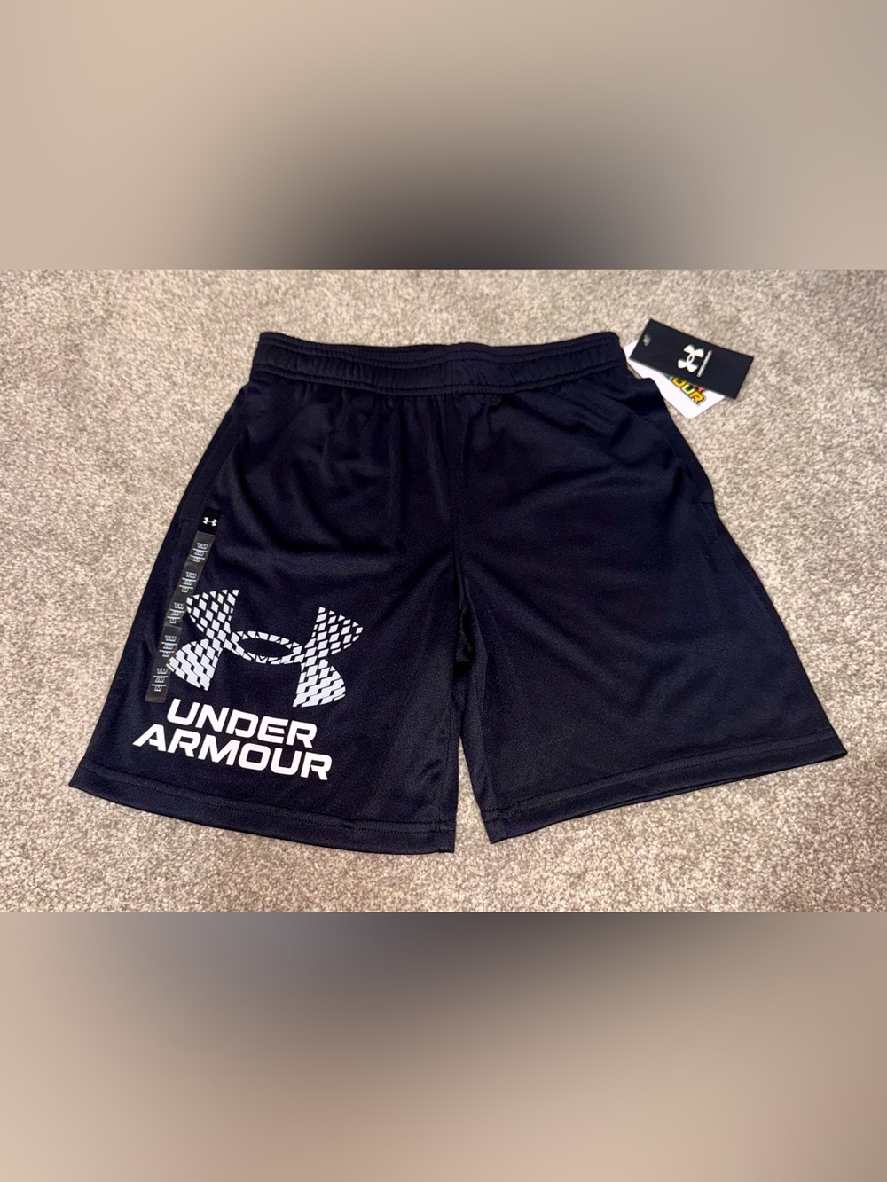NWT-Under Armour Boys Youth Medium UA Tech Black Logo Shorts